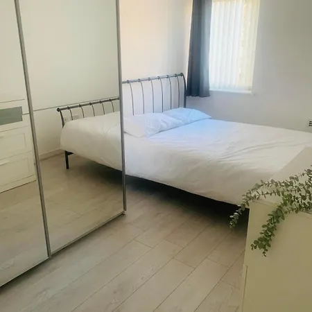 Modern 2-Bed - City Centre Apartment-3